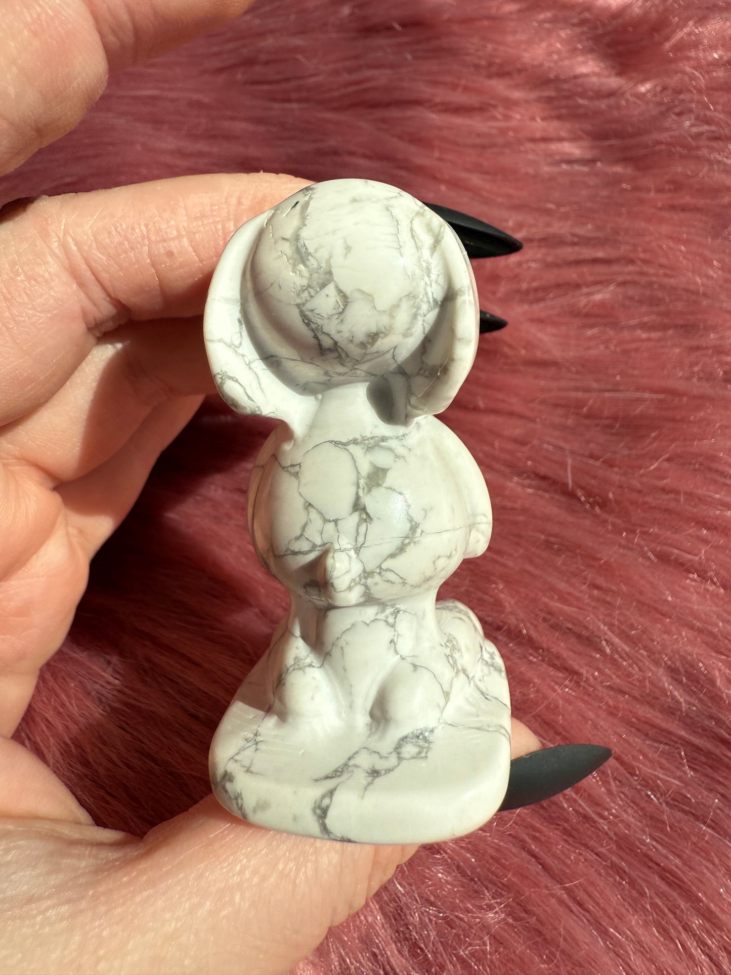 Stunning High Quality Howlite Snoopy Dog Carving