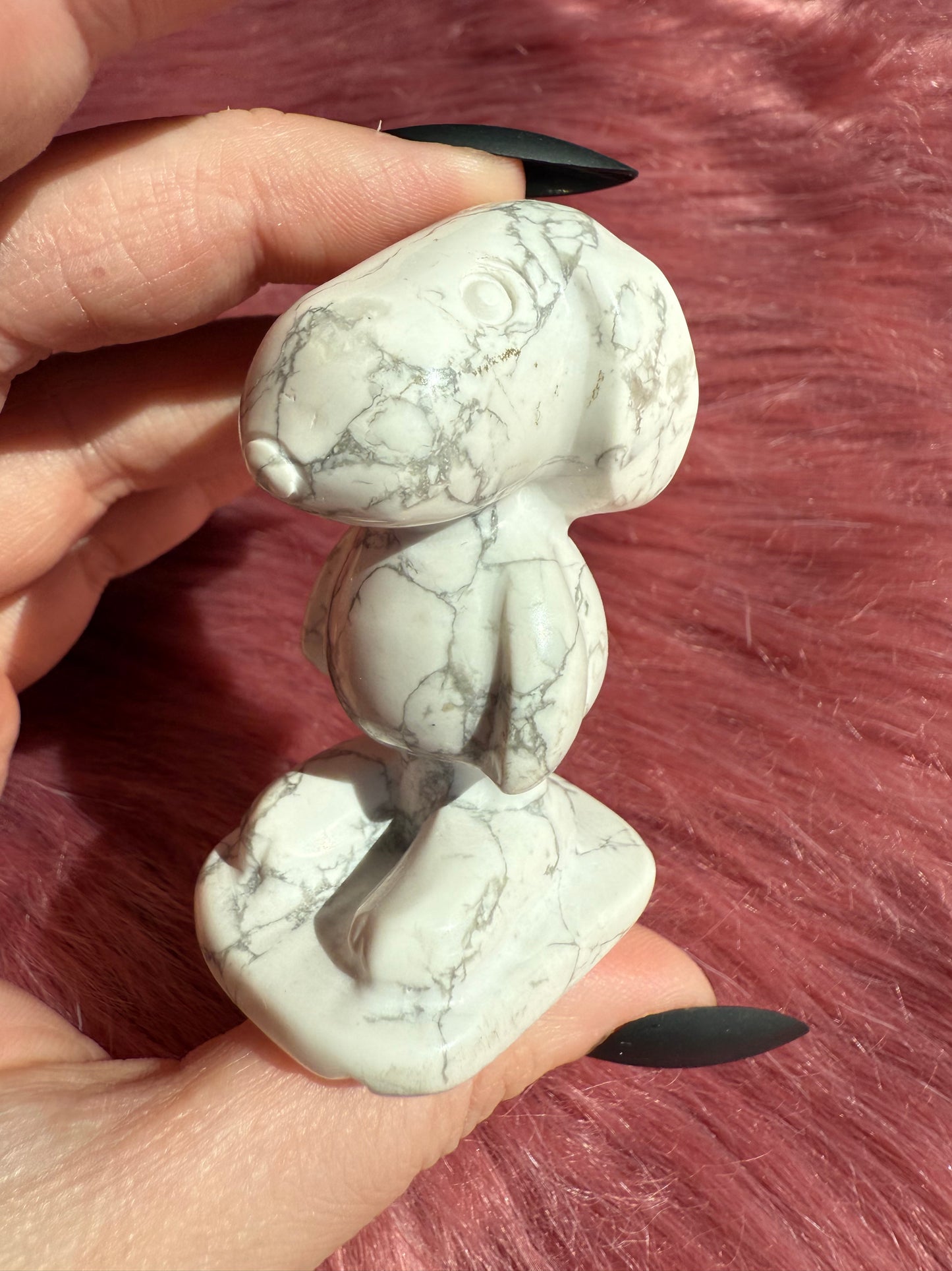 Stunning High Quality Howlite Snoopy Dog Carving