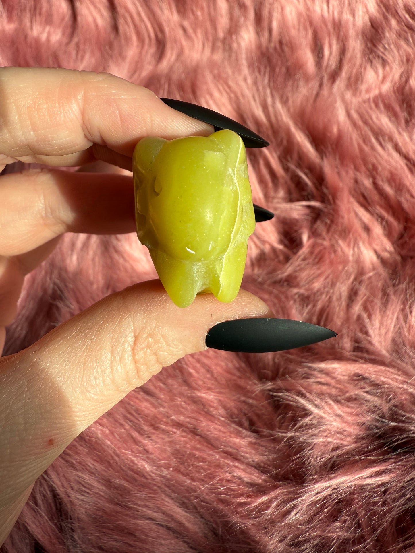 Stunning High Quality Serpentine Ram Carving