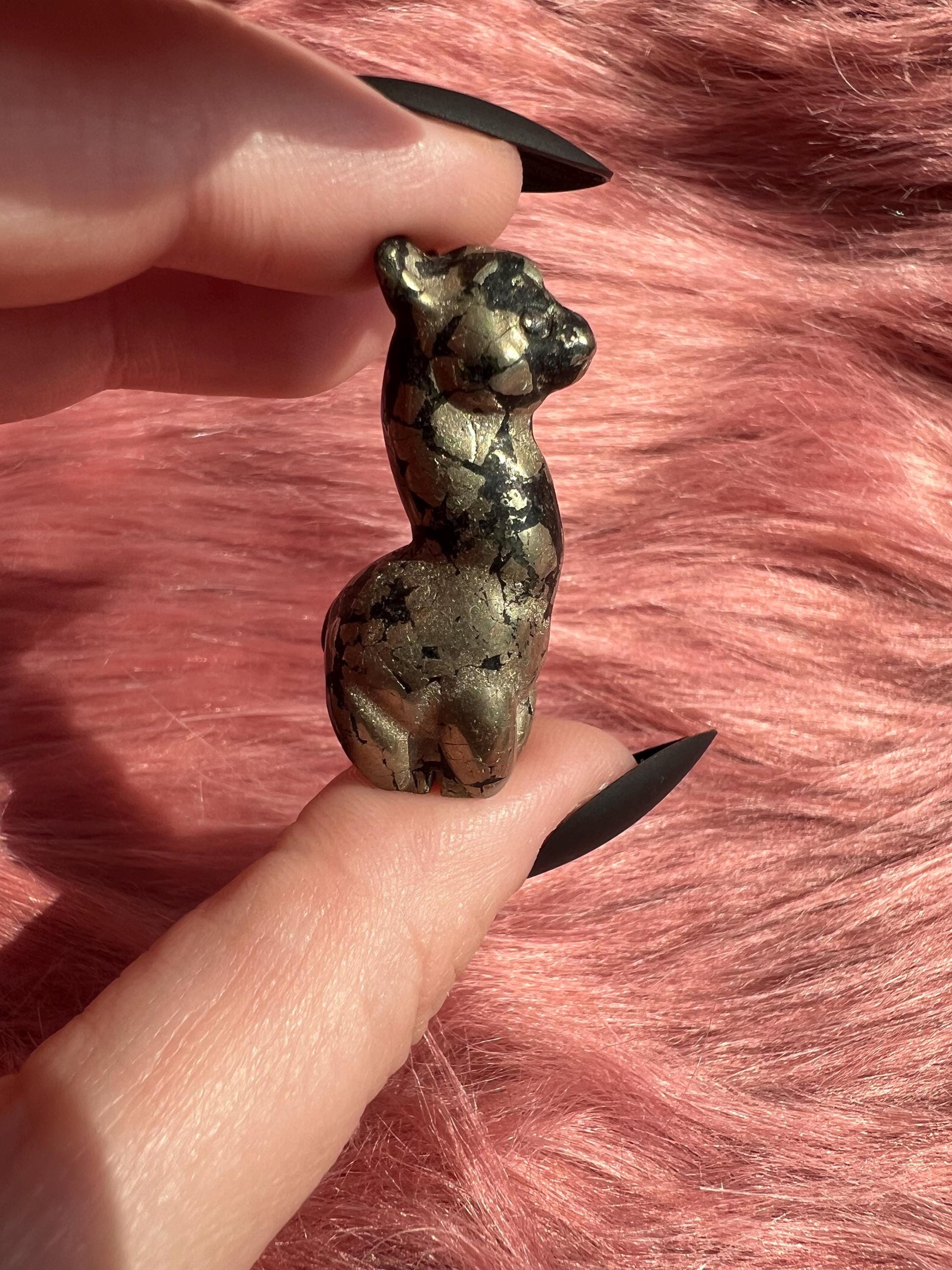 ONE (1) Stunning High Quality Small Llama Alpaca Carving